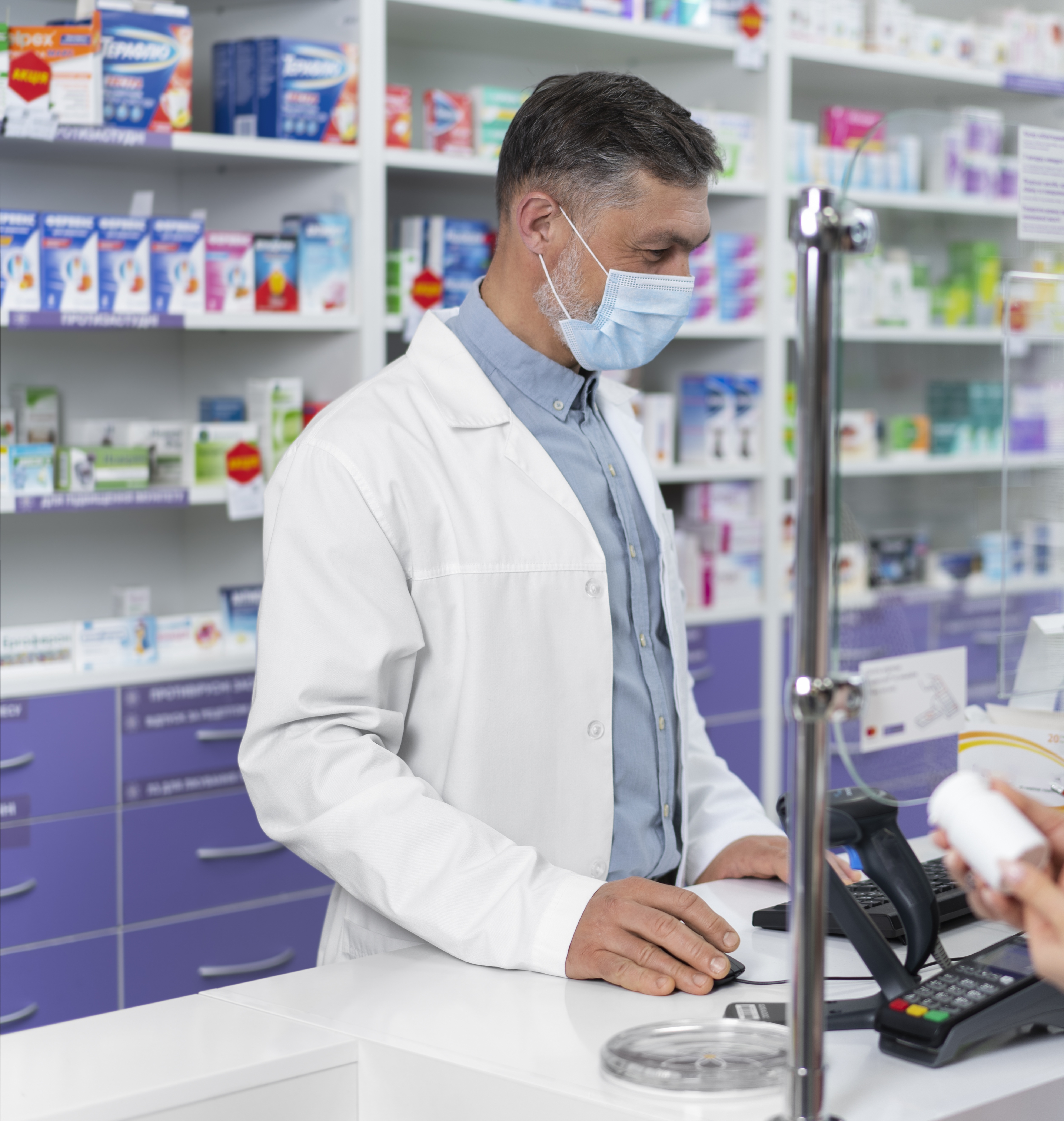 medium-shot-pharmacist-helping-patient